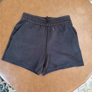 lululemon softstream size 4 Women's Black Athletic Shorts